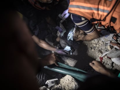 Un herido en un ataque israelí al campo de refugiados de Jan Yunis, en Gaza, el lunes.