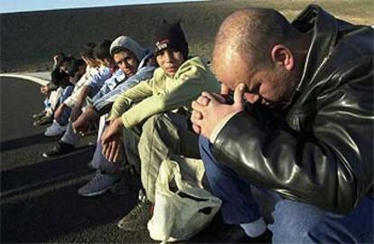 Un grupo de inmigrantes interceptados en Fuerteventura, a la espera de su traslado al cuartel de la Guardia Civil, en enero pasado.