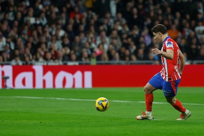 Julián Álvarez marca de penalti el primer gol del Atlético ante el Real Madrid.