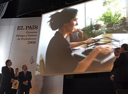 Yoani Snchez con su ordenador, en un vdeo proyectado en la ceremonia de entrega de los Premios Ortega y Gasset.