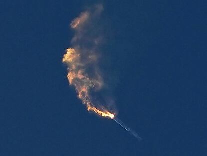 SpaceX's Starship turns after its launch from Starbase in Boca Chica, Texas, Thursday, April 20, 2023.