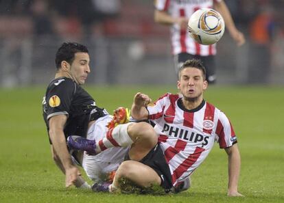 Rami y Mertens chocan en una acción del partido.