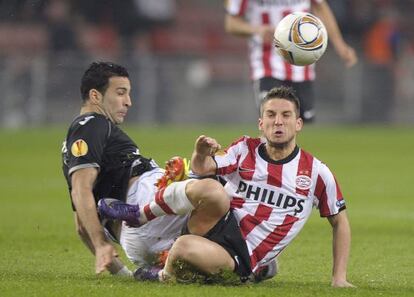 Rami y Mertens chocan en una acci&oacute;n del partido.