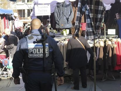 Un policia patrulla al mercat dominical de Saint-Denis.