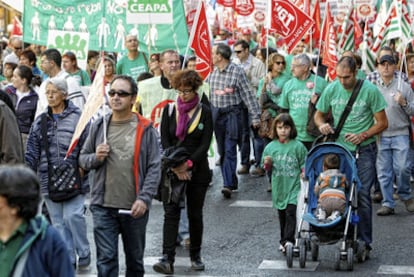 Familias de distintos puntos de España se desplazaron ayer a la capital para participar en la manifestación por la escuela pública.