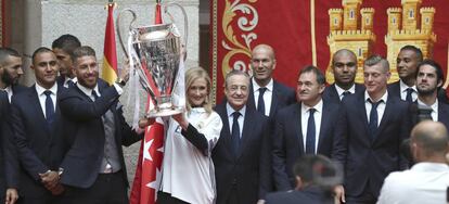 La presidenta de la Comunidad de Madrid, Cristina Cifuentes levanta con el capitan del Real Madrid, Sergio Ramos, el trofeo que les acredita campeones de la Liga de Campeones.