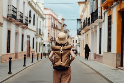 Una joven hace turismo cargada con una pequeña mochila.