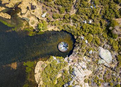 A medio camino entre Plasencia y Coimbra, irrumpe un paraje sorprendente: Covão dos Conchos. Es un lago artificial en las montañas de la Serra da Estrela en el que la quietud del agua embalsada rompe en estruendo cuando es engullida por un enorme agujero de 4,5 metros de diámetro que la conduce, a través de un entramado de túneles, hasta la central eléctrica de Sabugueiro. Un desagüe con forma de cascada perfectamente integrado en la naturaleza.