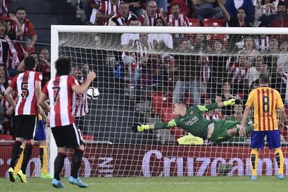 Ter Stegen intenta aturar el tercer gol de l'Athletic.