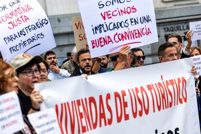 DVD 1234 (01/10/24)  Concentración de propietarios de pisos turísticos (VUT) frente al ayuntamiento de Madrid.  © Claudio Ávarez