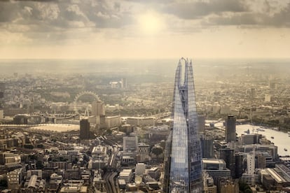 Un apartamento de lujo en la cima de Londres, inaugurada en 2012, es poco antes del atardecer. Desde uno de los techos más sofisticados de la metrópoli, el río Támesis o la gran noria London Eye, abierta al público en el año 2000, parecen verdaderas miniaturas.