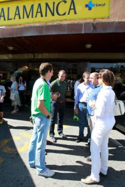 El apoderado de Jiménez Fortes, Nemesio Matías (segundo por la derecha), informa a los familiares y miembros de la cuadrilla del estado del diestro.