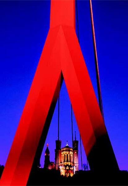 Detalle de la pasarela peatonal del Palacio de Justicia de Lyón, con la basílica de Notre Dame de Fourvière al fondo.