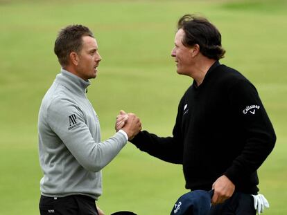 Phil Mickelson y Henrik Stenson se saludan en el 18&ordm; hoyo.