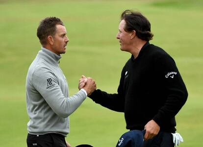 Phil Mickelson y Henrik Stenson se saludan en el 18º hoyo.
