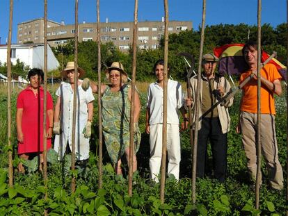 Pili, Ángeles, Josefa, Noelia, Domingo y Pedro, algunos de los vecinos de Ferrol que cultivan las tierras del barrio de Canido.