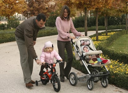 Posado de los príncipes de Asturias y de sus dos hijas, Leonor (en bicicleta) y Sofía, en noviembre de 2007.