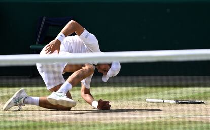 Novak Djokovic, en una caída durante la final de Wimbledon.