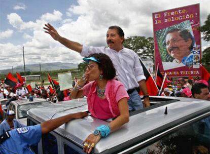 El presidente de Nicaragua, Daniel Ortega, y su esposa, Rosario Murillo, saludan a sus simpatizantes durante un acto electoral de 2006.