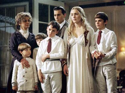 Johnny Depp y Kate Winslet, en el centro, y Julie Christie, a la izquierda, en <i>Descubriendo Nunca Jamás.<i>