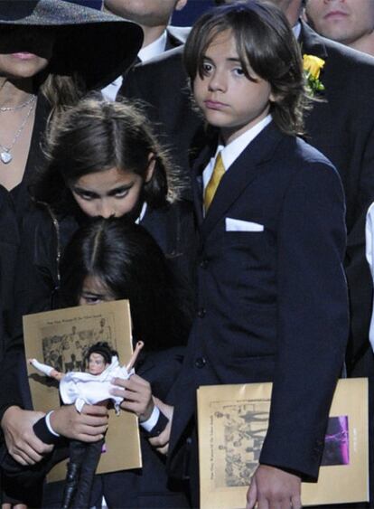 Los hijos del artista Paris, Prince Michael I y Prince Michael II con un muñeco de Michael Jackson.