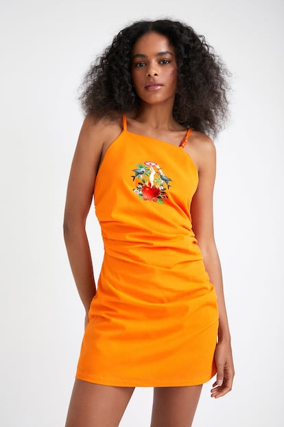 Dale un chute de energía a tus looks de verano con este vestido naranja de cuello halter y estampado de inspiración oriental firmado por Desigual.

69,95€