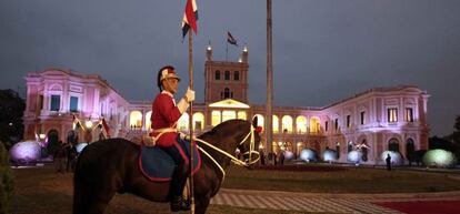 Un jinete de la guardia presidencial custodia el Palacio de Gobierno en Asunción.