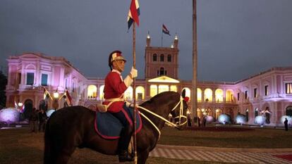 Un jinete de la guardia presidencial custodia el Palacio de Gobierno en Asunción.