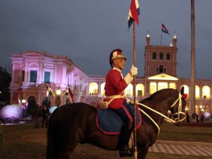 Un jinete de la guardia presidencial custodia el Palacio de Gobierno en Asunción.