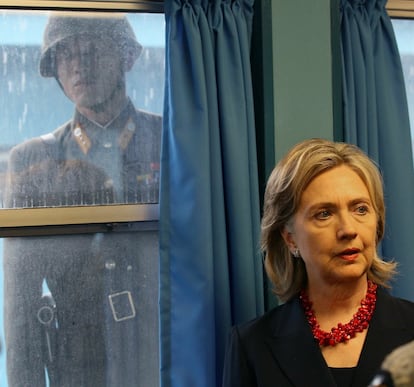Un soldado norcoreano mira a través de una ventana mientras Hillary Clinton, entonces secretaria de Estado, visitaba el edificio de Naciones Unidos en la frontera de la zona desmilitarizada en Panmunjon, Corea del Sur. Era julio de 2010.