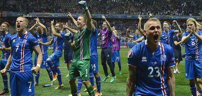 Jugadores islandeses celebran el triunfo sobre Inglaterra