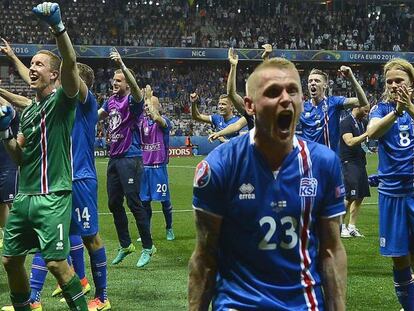 Jugadores islandeses celebran el triunfo sobre Inglaterra