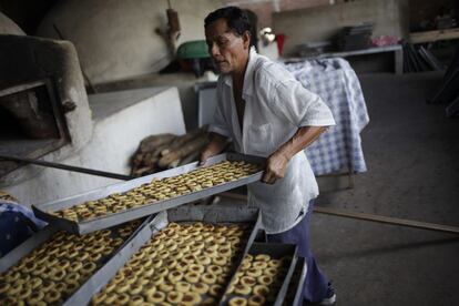 El horneador de Rosquillas Vilchez, Somoto, Madriz. En Nicaragua son famosos estos dulces producidos en Somoto