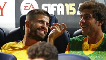 Gerard Piqué habla con su compañero Sergi Roberto durante un partido el año pasado.