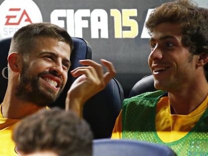 Gerard Piqu&eacute; habla con su compa&ntilde;ero Sergi Roberto durante un partido el a&ntilde;o pasado.