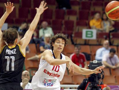 Elisa Aguilar pasa el balón ante la alemana Menz.