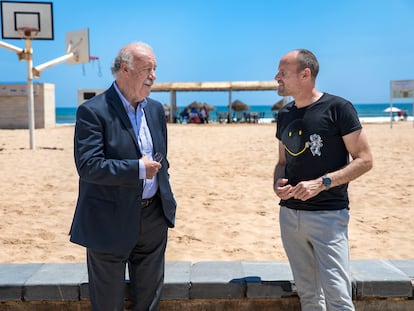 Charla entre Del Bosque y Mateu Lahoz en la Playa de la Patacona de Valencia.