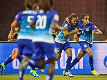 Andressa e Marta comemoram gol do Brasil. 