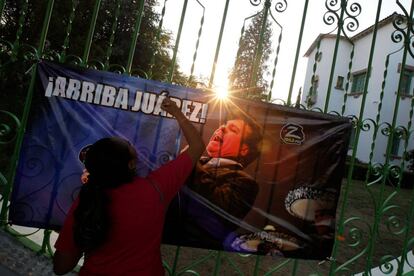 La fronteriza Ciudad Juárez prepara los últimos detalles para recibir las cenizas del cantautor mexicano Juan Gabriel, fallecido el domingo pasado en Estados Unidos. En la imagen, una mujer en el exterior de la casa de Juan Gabriel en Ciudad Juárez (México), el 2 de septiembre de 2016.