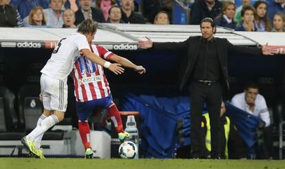 Simeone abre los brazos mientras observa cómo Arda con Coentrão