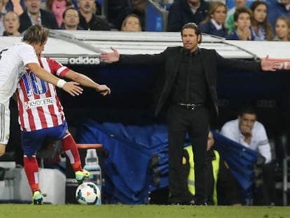 Simeone abre los brazos mientras observa cómo Arda con Coentrão