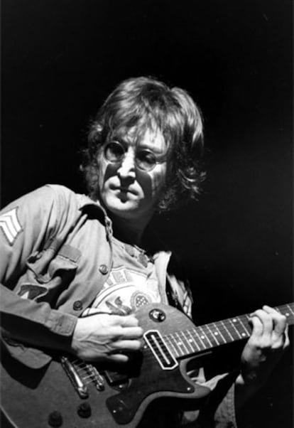 Lennon toca en el Madison Square Garden de Nueva York.