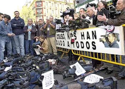 Cámaras de televisión durante la protesta frente a la embajada de EE UU en Madrid.