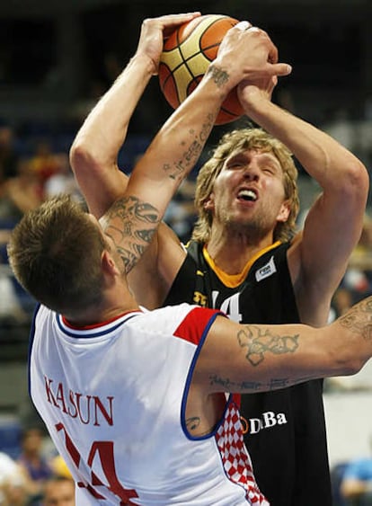 Nowitzki protege el balón ante el acoso del croata Kasun