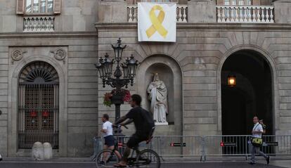 El lazo amarillo en el Ayuntamiento de Barcelona, en julio.