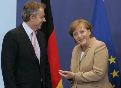 La canciller alemana, Angela Merkel, da ayer la bienvenida al primer ministro británico, Tony Blair, al Consejo Europeo en Bruselas.
