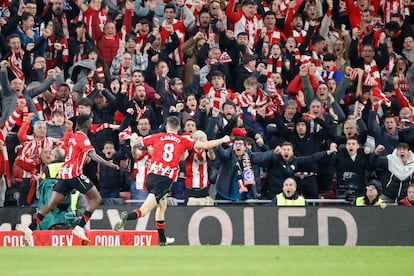 Iñaki Williams celebra su gol frente al Barcelona, junto a Oihan Sancet.