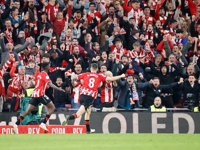 Iñaki Williams celebra su gol frente al Barcelona, junto a Oihan Sancet.