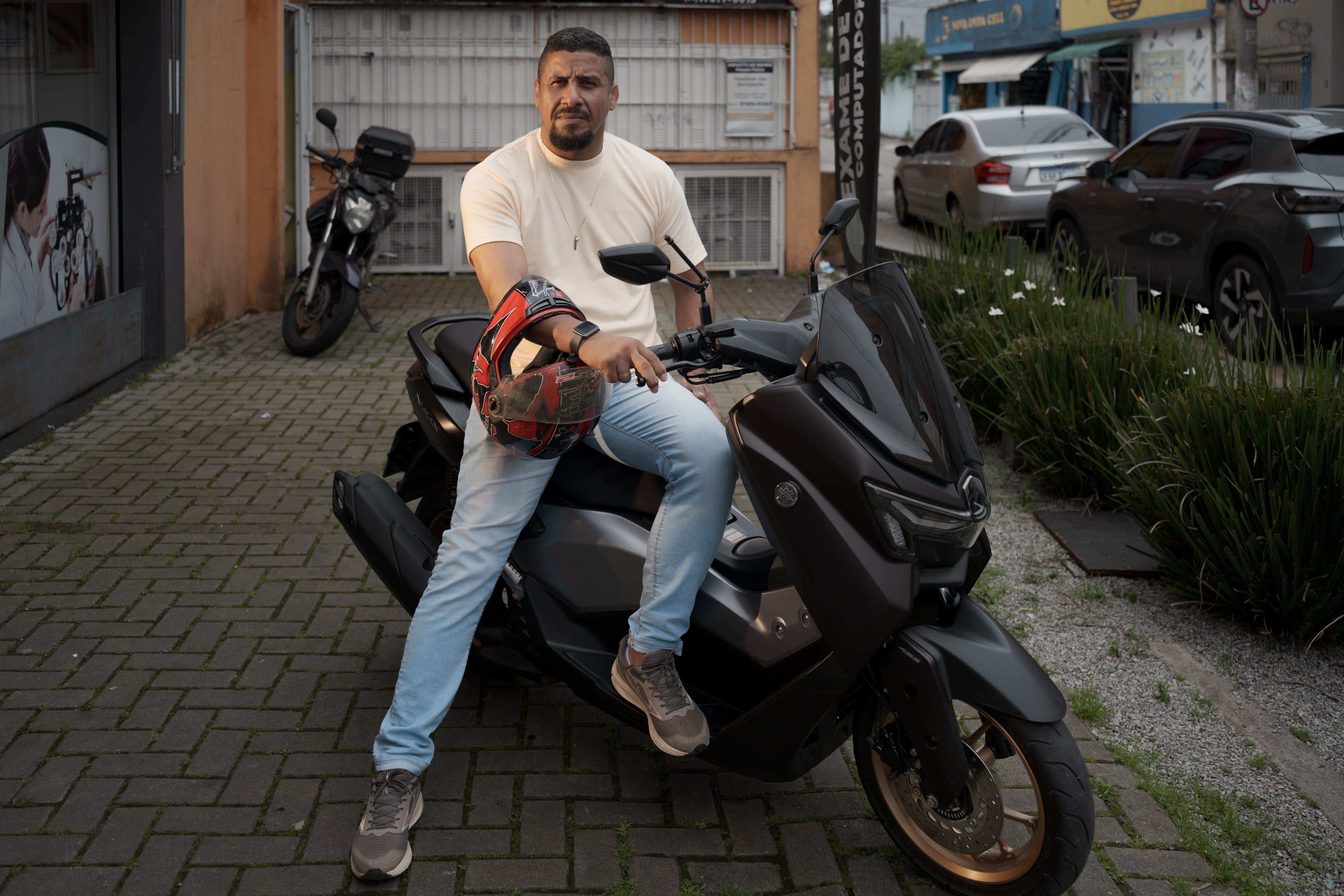 Fábio Silva de Souza, de 45 años, en su motocicleta con la que ha participado en caravanas en apoyo a la familia Bolsonaro.