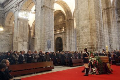 Un momento de la misa funeral por Miguel Delibes. En el lado de la izquierda, su familia; en el de la derecha, representantes
de las instituciones y partidos políticos.